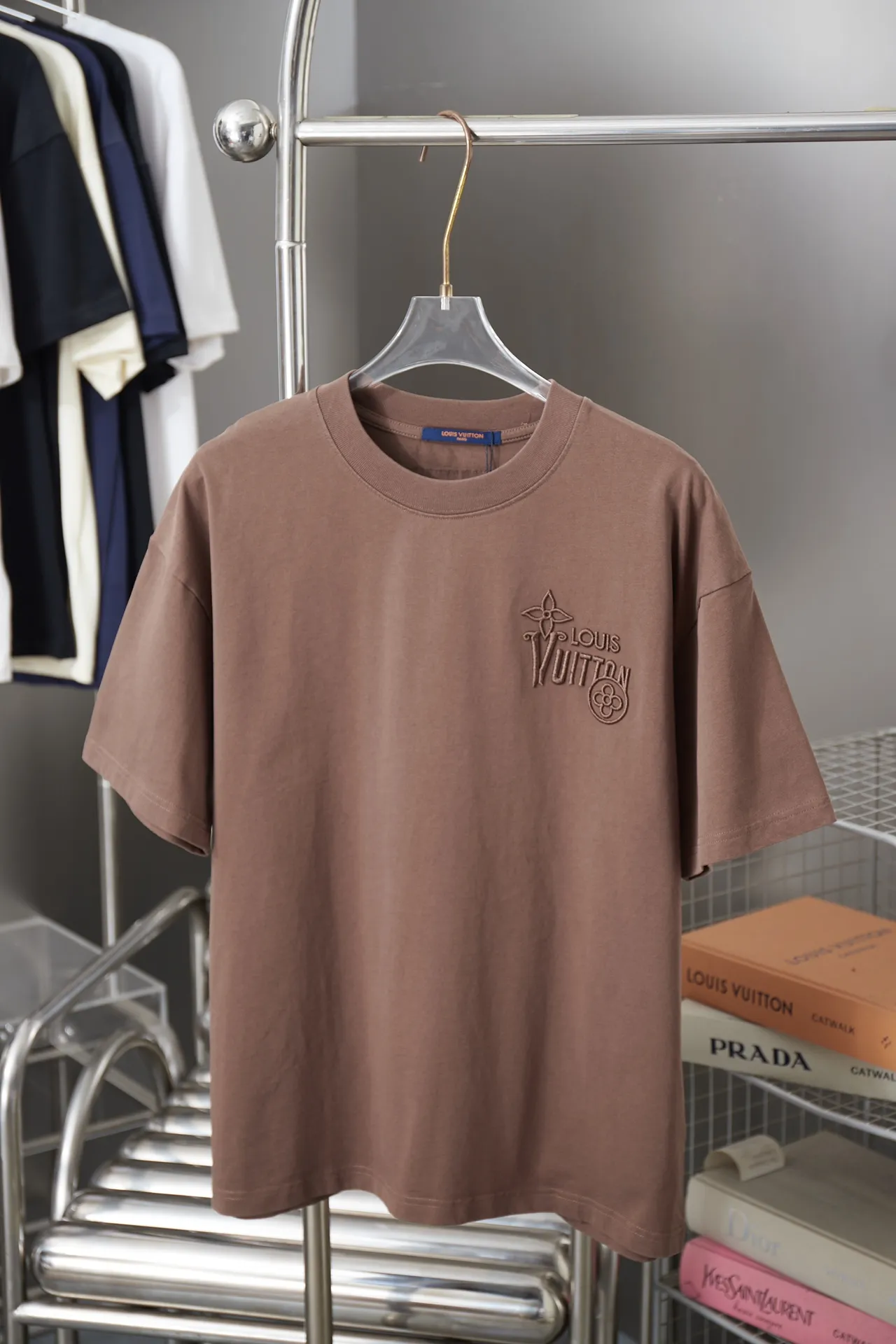 🅿️200 1V 25SS early spring new style short sleeves with embroidered letters, light luxury, a must-have item for daily commuting for men and women, correct version, welcome to compare, detailed features · 320g 100% pure cotton double yarn jersey fabric · Special thickened 32 pieces of double-strand 1X1 thread in the same vat custom dyeing · Imported Tajima machine embroidered LV letters · Double needle stitching and cross-stitching technology · Original main mark, washable tag, brand moisture-proof paper packaging Color: black/white/coffee Size: S/M/L/XL